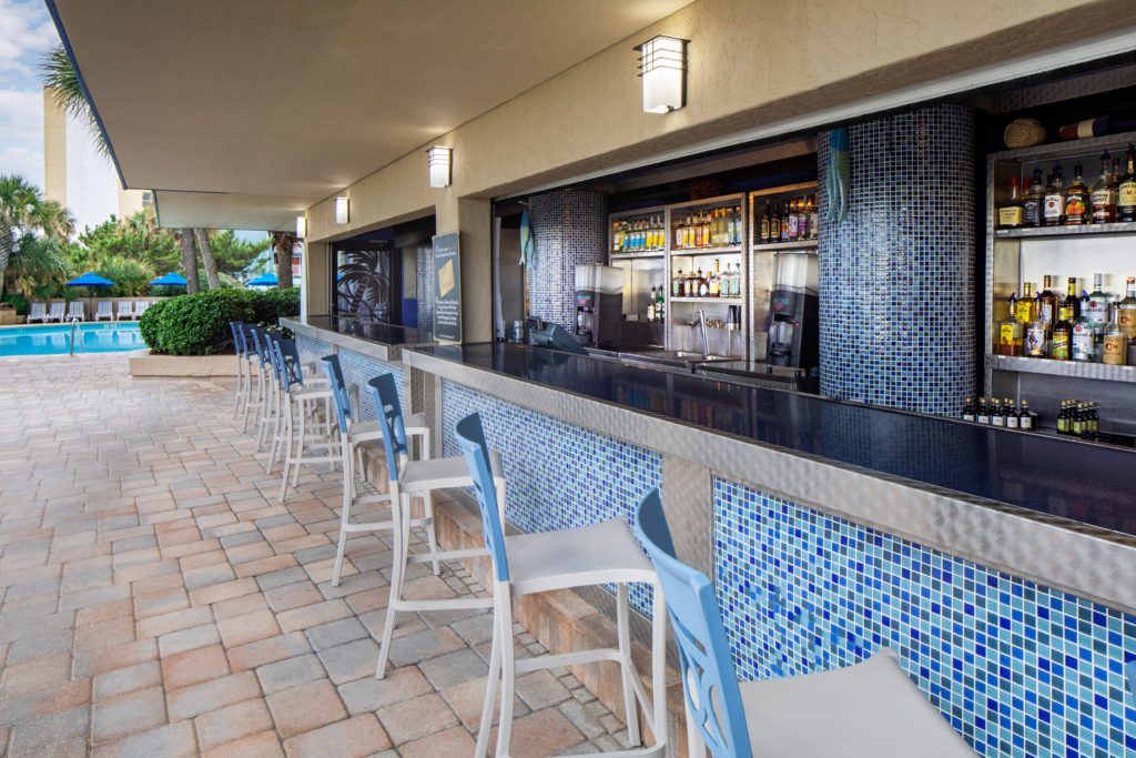 Splash Oceanfront Pool Bar at Coral Beach Resort offers plenty of Myrtle Beach outdoor dining